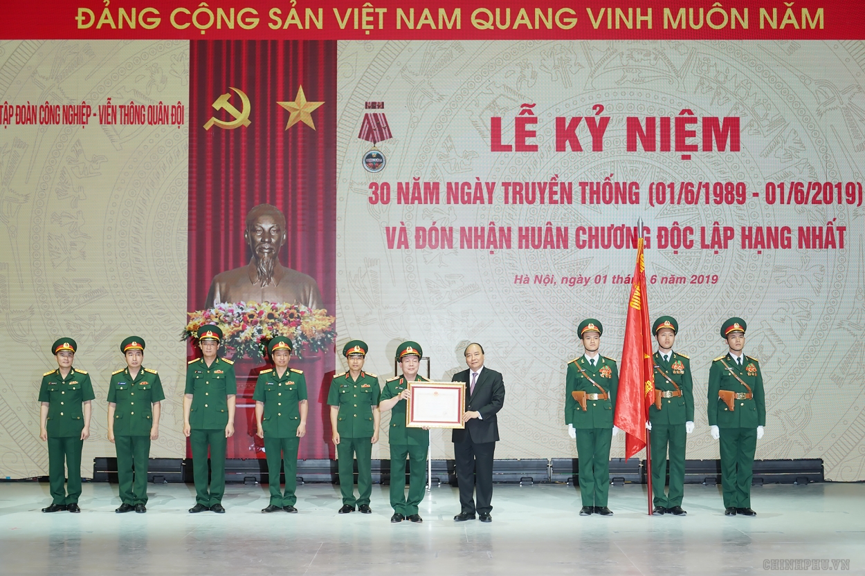 Thủ tướng Nguyễn Xuân Phúc, thừa ủy quyền Chủ tịch nước trao Huân chương Độc lập hạng Nhất cho Tập đoàn Công nghiệp-Viễn thông Quân đội.