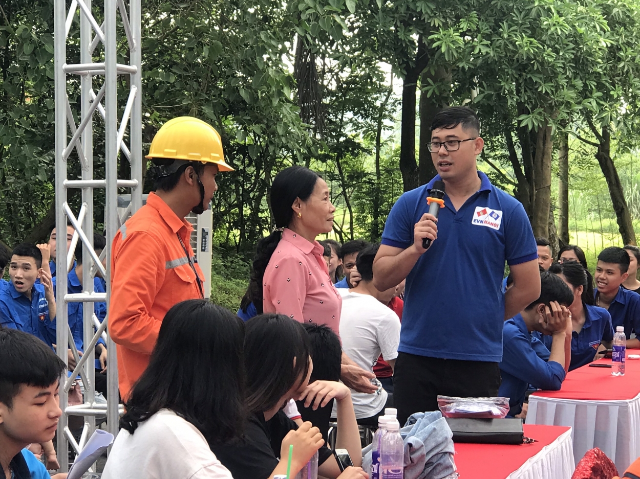 Đoàn viên, thanh niên Tổng Công ty Điện lực Hà Nội tuyên truyền sử dụng điện an toàn và tiết kiệm