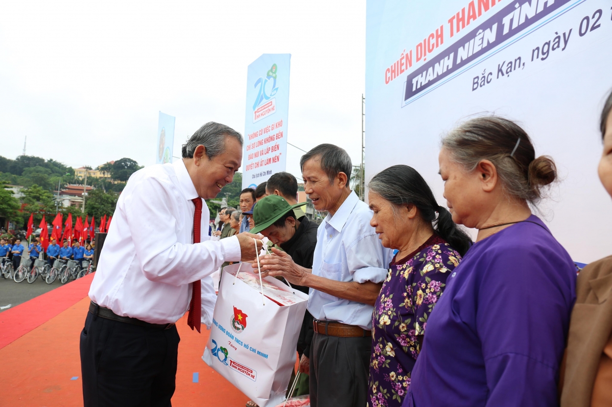 Đồng chí Trương Hòa Bình, Ủy viên Bộ Chính trị, Phó Thủ tướng Thường trực Chính phủ trao quà tới người dân