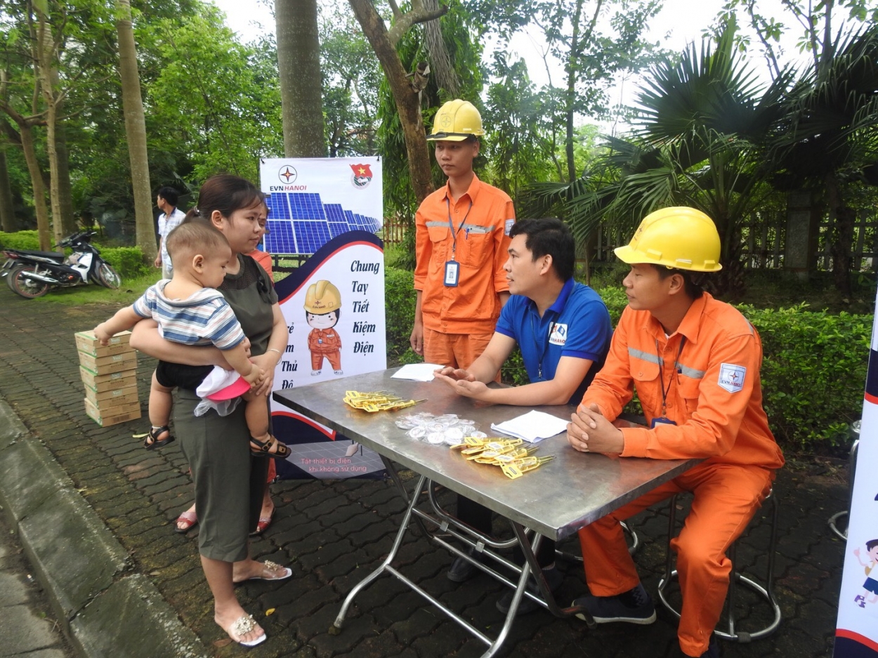 Đoàn viên, thanh niên Tổng công ty Điện lực Hà Nội chia sẻ với người dân tại bàn tư vấn