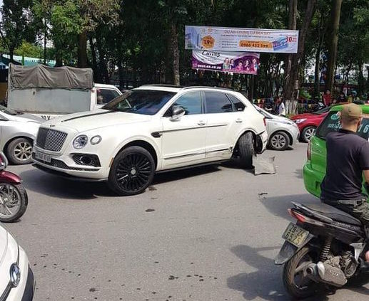 Sự thực về vụ siêu SUV Bentley Bentayga va chạm với taxi Nissan Grand Livina tại Hà Nội