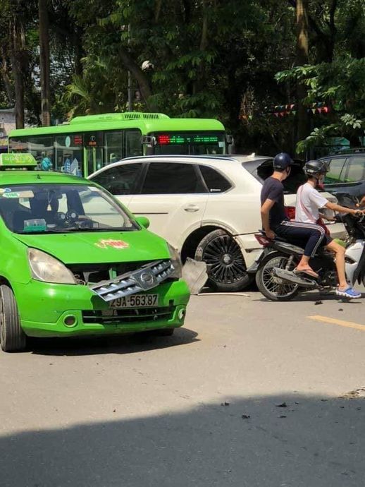 Sự thực về vụ siêu SUV Bentley Bentayga va chạm với taxi Nissan Grand Livina tại Hà Nội