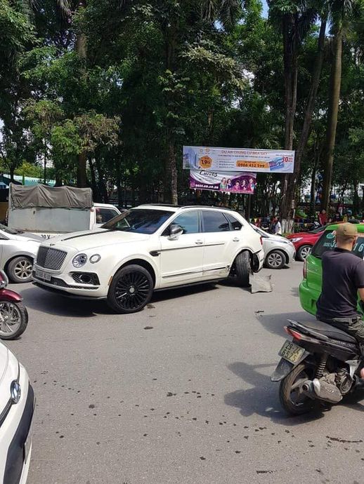 Sự thực về vụ siêu SUV Bentley Bentayga va chạm với taxi Nissan Grand Livina tại Hà Nội