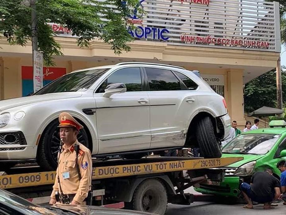 Sự thực về vụ siêu SUV Bentley Bentayga va chạm với taxi Nissan Grand Livina tại Hà Nội