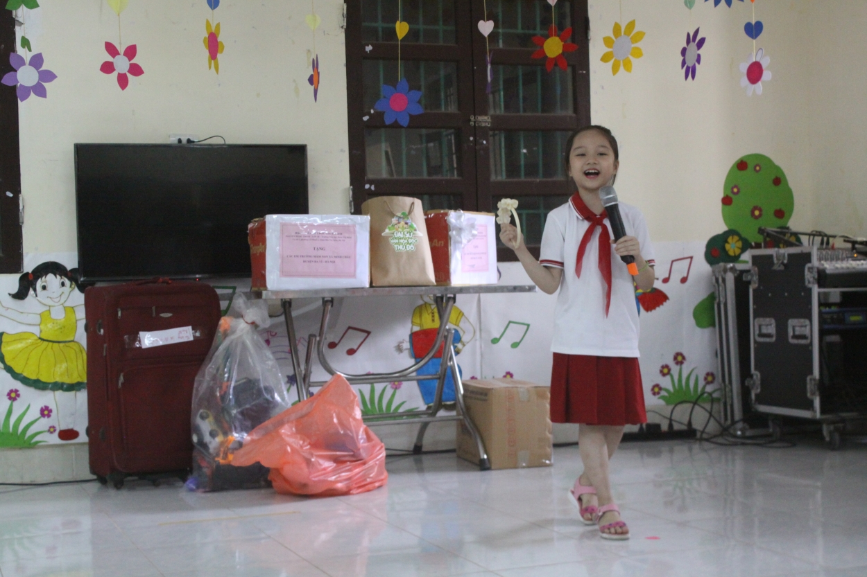 Nguyễn Ngọc Trinh truyền cảm hứng đọc sách và tình yêu thương tới các bạn nhỏ