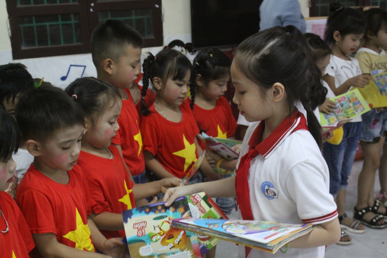 Nguyễn Ngọc Trinh tặng quà các em nhỏ trường Mầm non