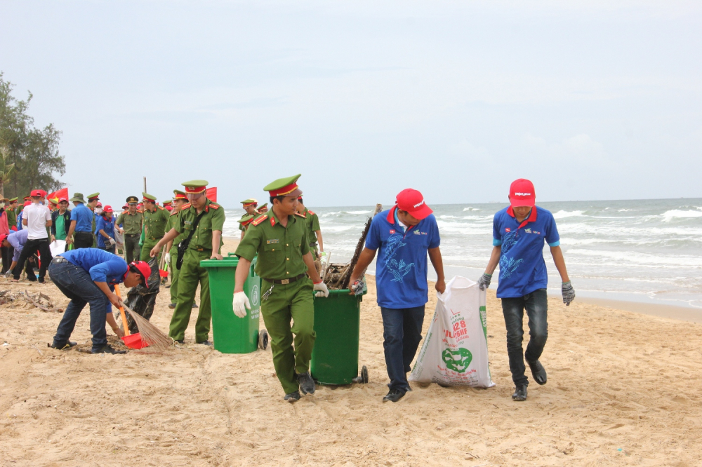 Đoàn viên, thanh niên chung tay làm sạch biển