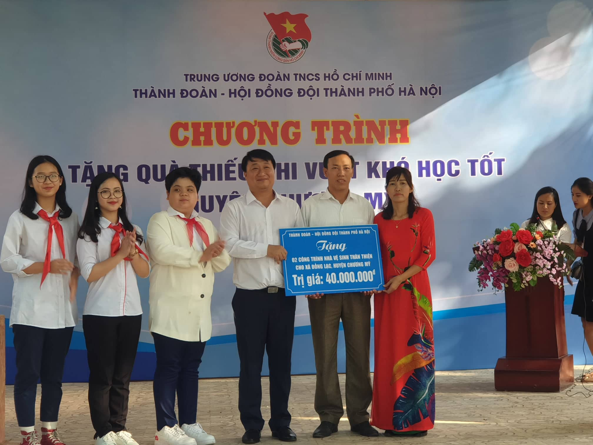 Tặng quà tới thiếu nhi vượt khó học tốt huyện Chương Mỹ