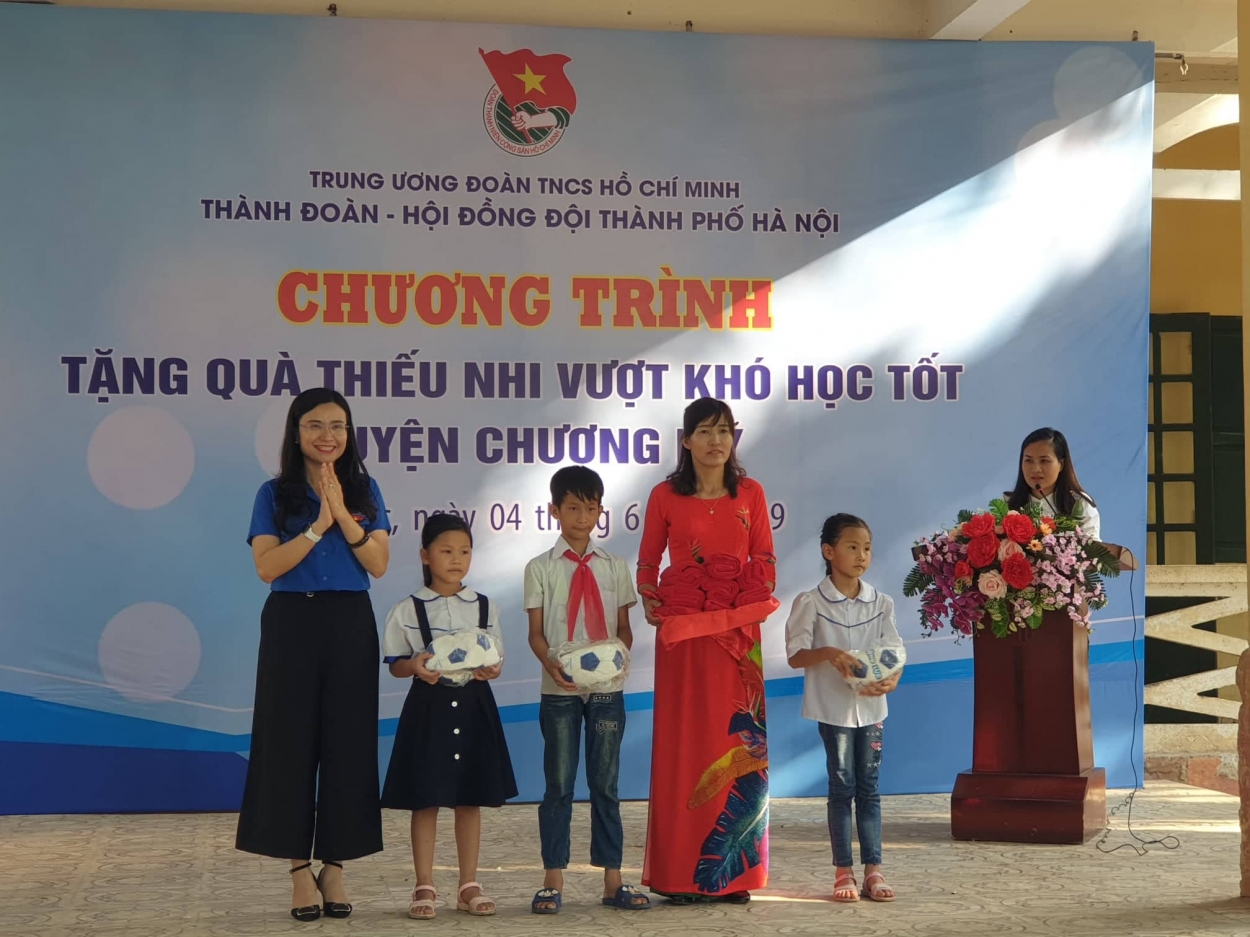 Tặng quà tới thiếu nhi vượt khó học tốt huyện Chương Mỹ