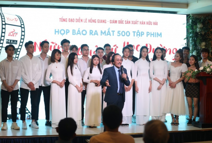 Đạo diễn Lê Hồng Giang giới thiệu dàn diễn viên là các em học sinh lớp 11