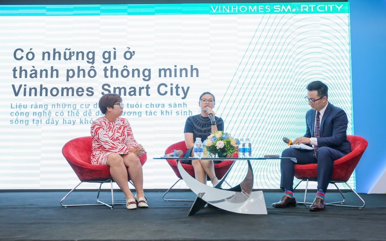 Phần hội thảo về đại đô thị thông minh Vinhomes Smart City cũng tạo được sự quan tâm đặc biệt của các cư dân tương lai của đại đô thị. Nhiều khách tham dự đã đặt ra những câu hỏi thú vị trong phần talkshow, nhờ đó những thông tin cốt lõi nhất về “vận hành thông minh, an ninh thông minh, cộng đồng thông minh và sản phẩm - căn hộ thông minh” của Vinhomes Smart City đã được chia sẻ trọn vẹn.