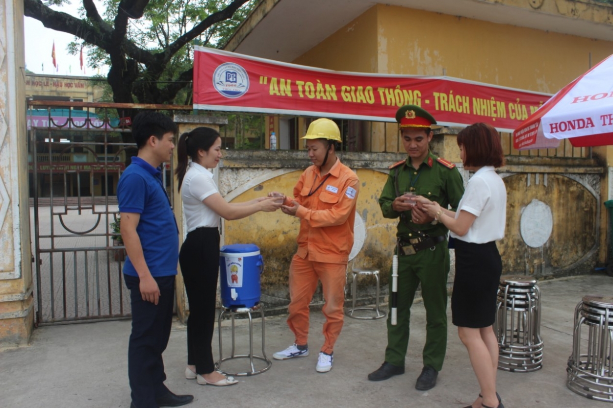 Đoàn viên, thanh niên Tổng công ty Điện lực Hà Nội trao tận tay đồng nghiệp và chiến sỹ công an những cốc nước mát