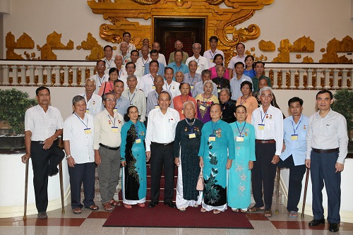 Phó Thủ tướng Thường trực Trương Hòa Bình chụp ảnh lưu niệm cùng các đại biểu người có công tỉnh Vĩnh Long.