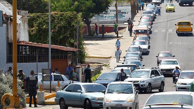 Hàng dài các phương tiện xếp hàng chờ đến lượt mua xăng tại Maracaibo, Venezuela. Ảnh: Reuters