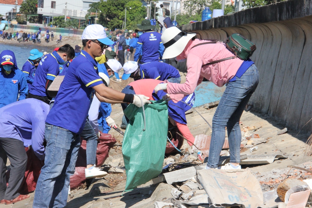 2.000 thanh niên ra quân làm sạch biển