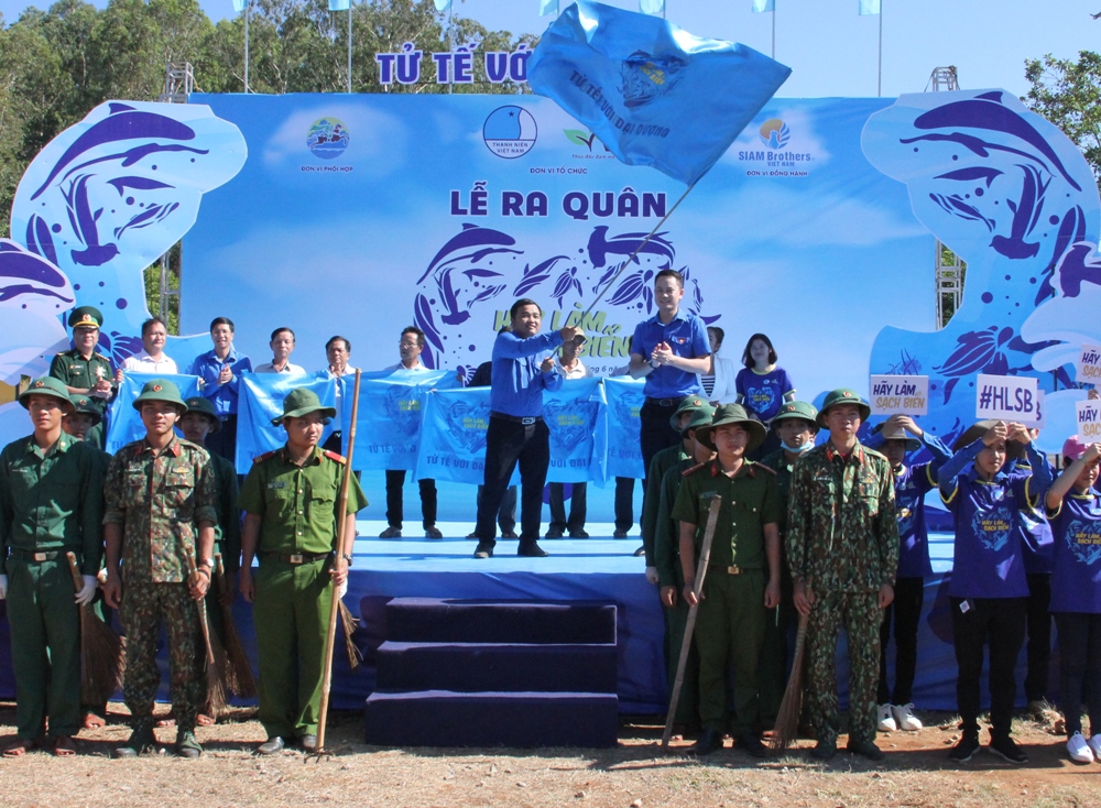 Anh Nguyễn Kim Quy, Phó Chủ tịch Trung ương Hội Liên hiệp Thanh niên Việt Nam trao cờ xuất quân Chiến dịch