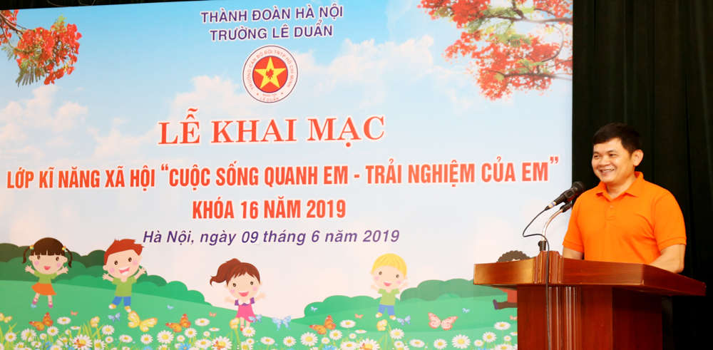 Đồng chí Nguyễn Thứ Mười, Hiệu trưởng trường Lê Duẩn phát biểu tại chương trình