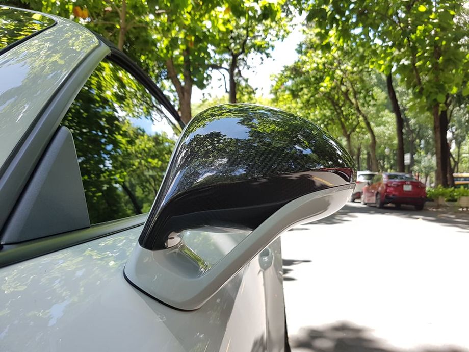 Vỏ gương được ốp Carbon bóng tạo điểm nhấn trên bộ áo trắng kim loại của xe