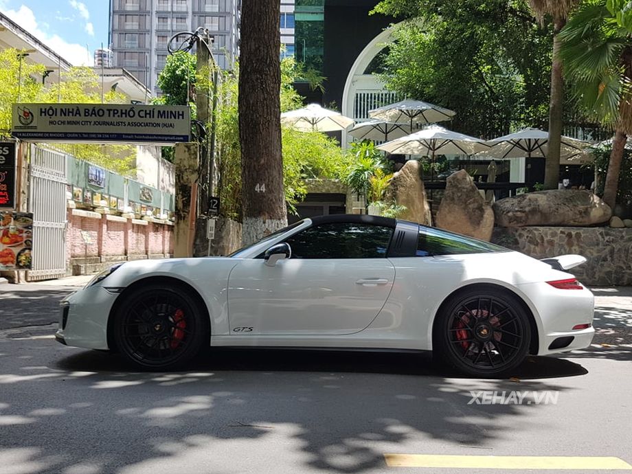 TP.HCM: Bắt gặp siêu phẩm Porsche 911 Targa 4 GTS đầu tiên tại Việt Nam 