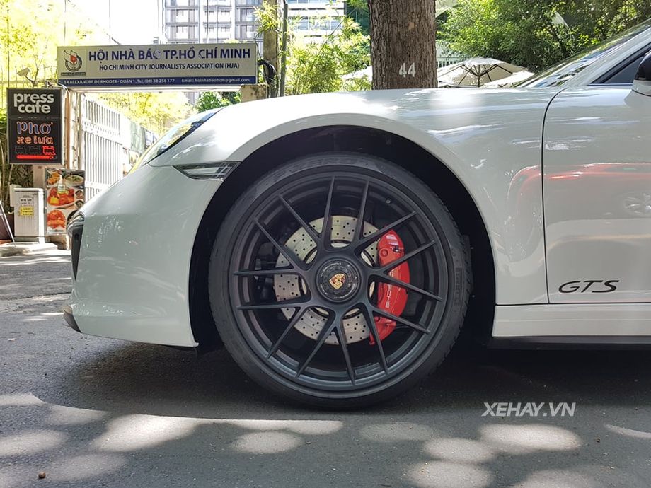 Cụm phanh thể thao màu đỏ, logo GTS xuất hiện tại cột A phía sau vòm bánh trước