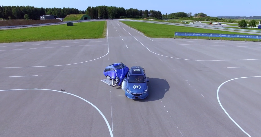 Túi khí an toàn bên hông từ ZF có thể bảo vệ ô tô khi tai nạn