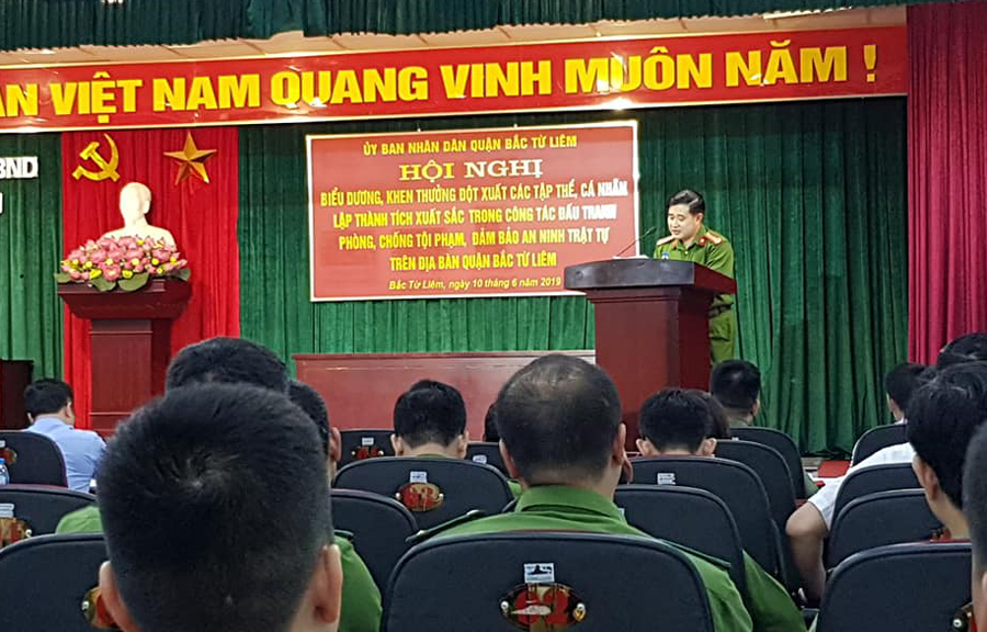 Thượng tá Lê Đức Hùng phát biểu tại hội nghị