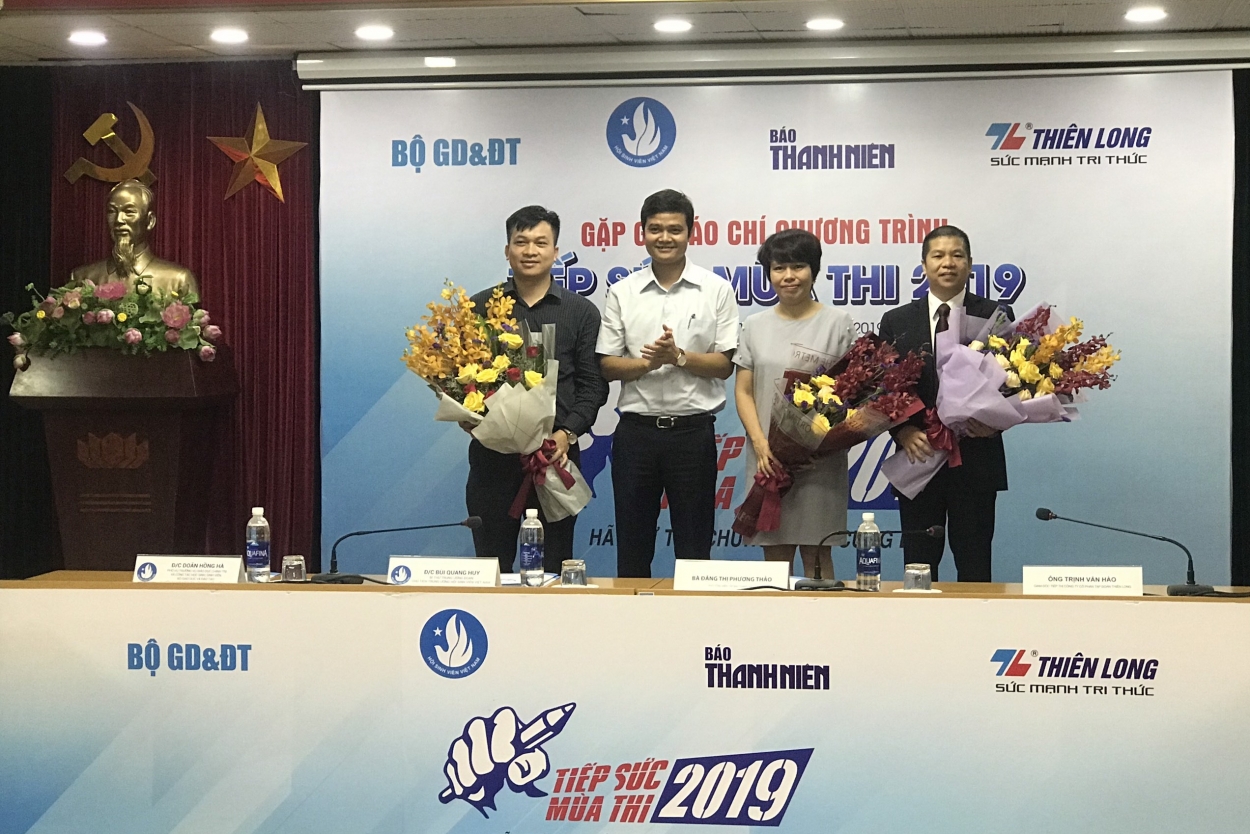 Đồng chí Bùi Quang Huy, Bí thư BCH Trung ương Đoàn, Chủ tịch Trung ương Hội Sinh viên Việt Nam tặng hoa tới đại diện các đơn vị đồng hành cùng Chương trình Tiếp sức mùa thi