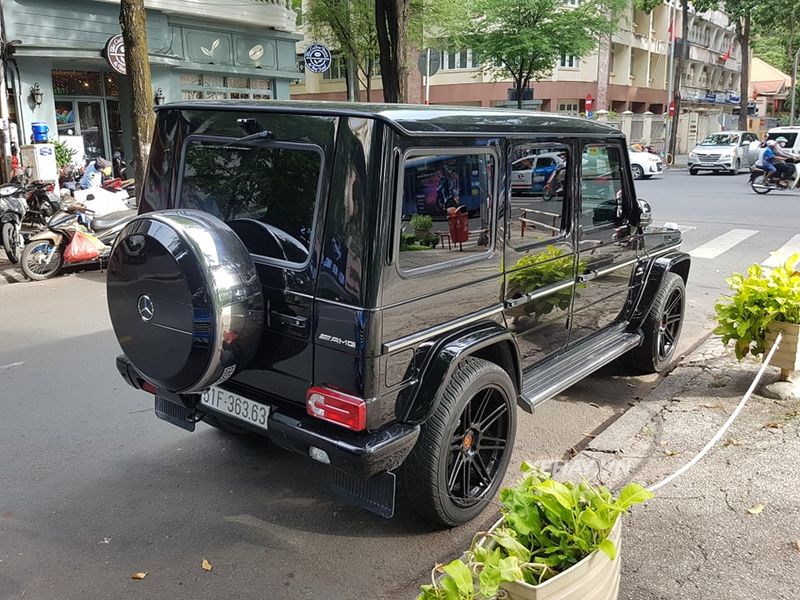 Sài Gòn: Lột bộ áo rằn rì hầm hố, Mercedes-AMG G63 biển lặp 