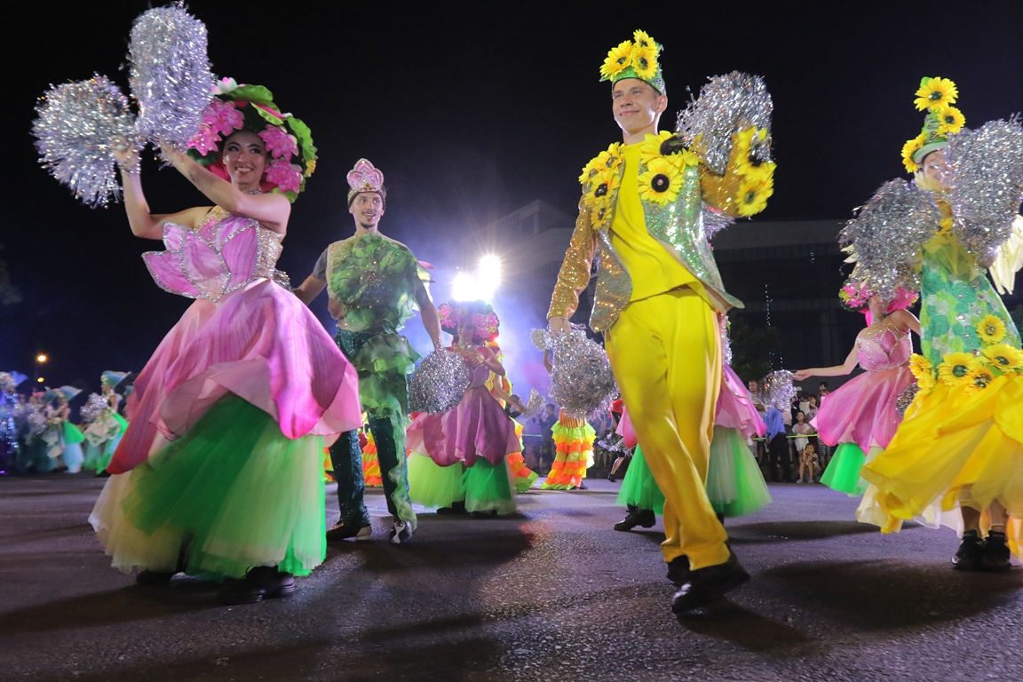 Khán giả hát sung, nhảy tưng bừng đêm Carnival Đà Nẵng