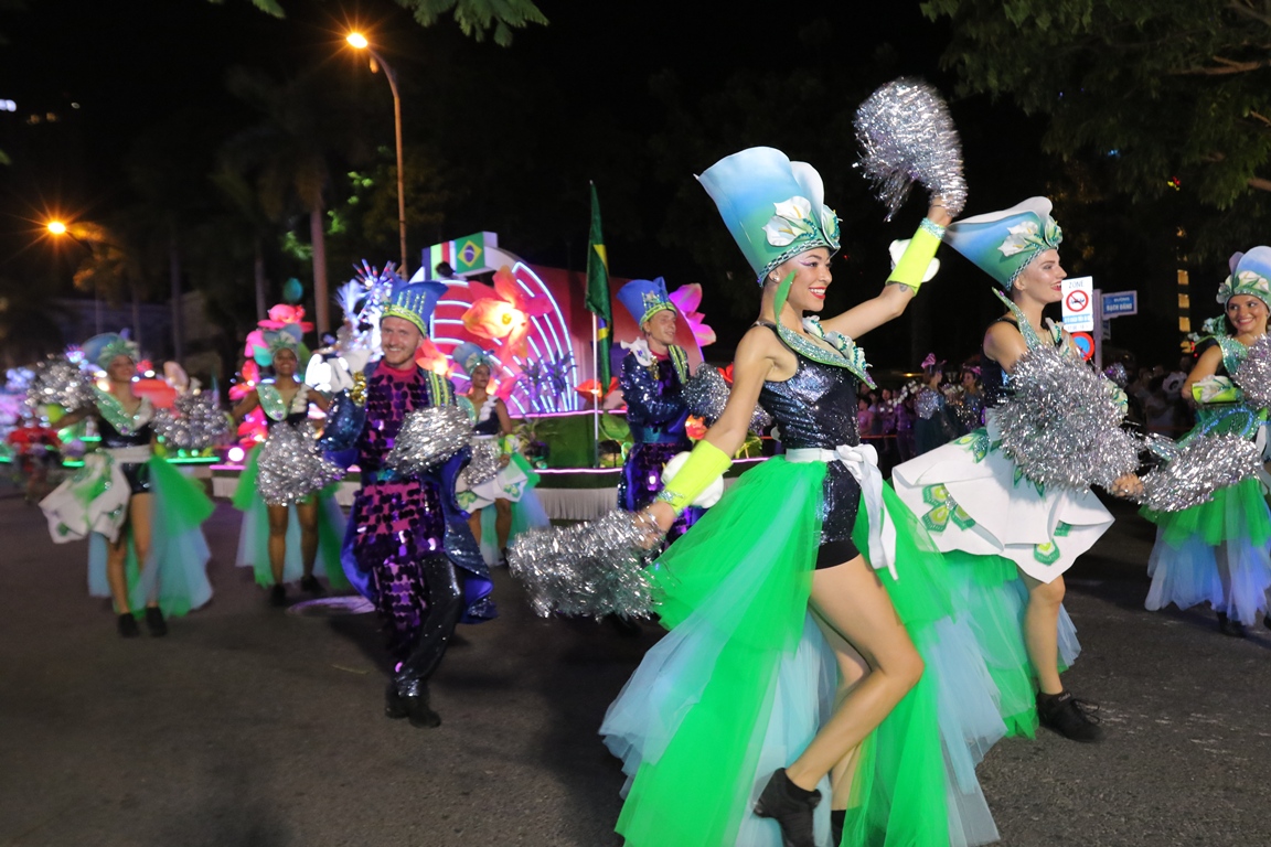 Khán giả hát sung, nhảy tưng bừng đêm Carnival Đà Nẵng