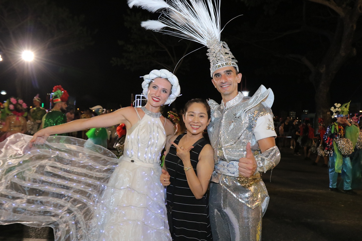 Khán giả hát sung, nhảy tưng bừng đêm Carnival Đà Nẵng