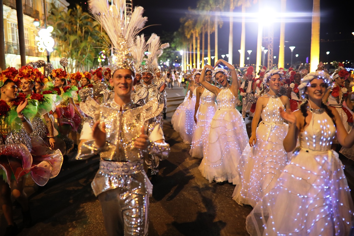 Khán giả hát sung, nhảy tưng bừng đêm Carnival Đà Nẵng