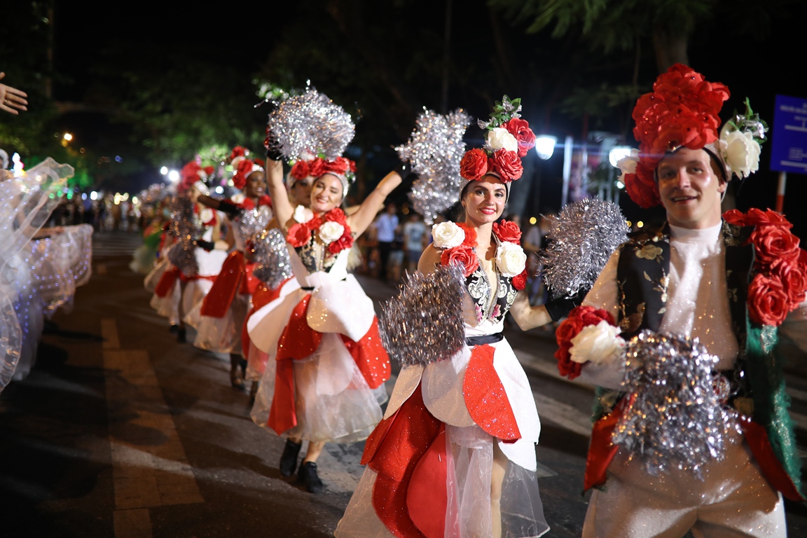 Khán giả hát sung, nhảy tưng bừng đêm Carnival Đà Nẵng