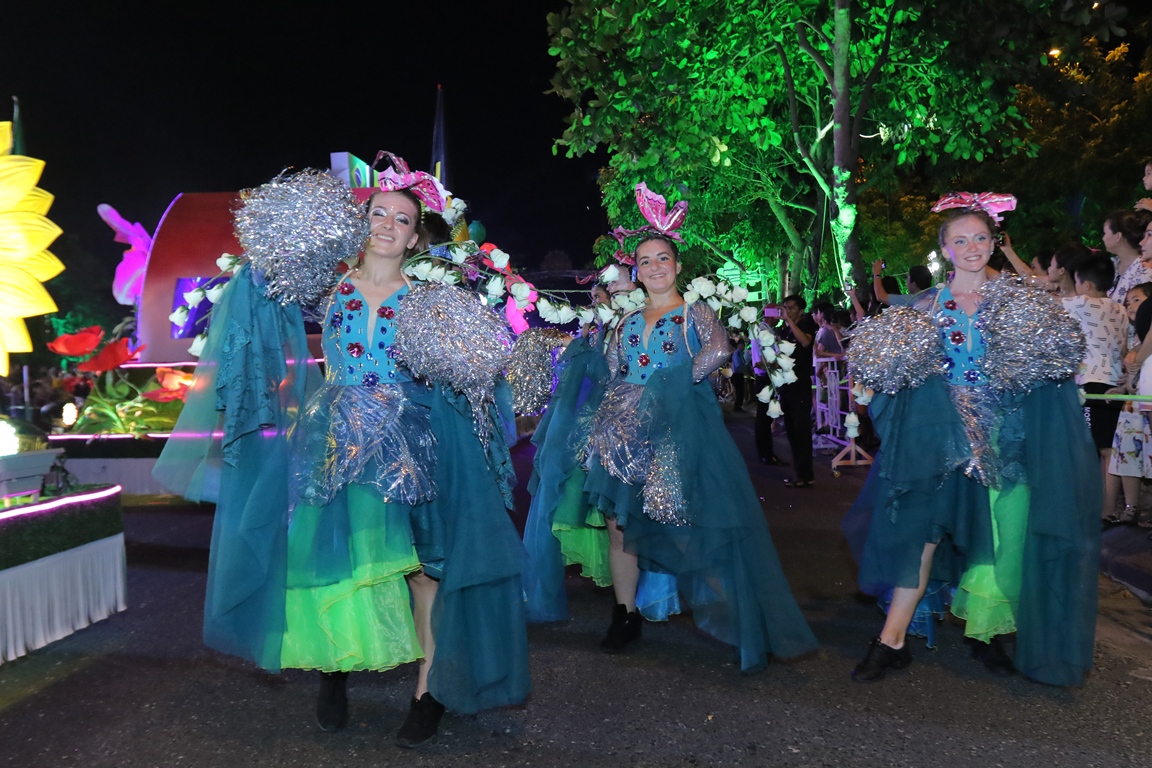 Khán giả hát sung, nhảy tưng bừng đêm Carnival Đà Nẵng