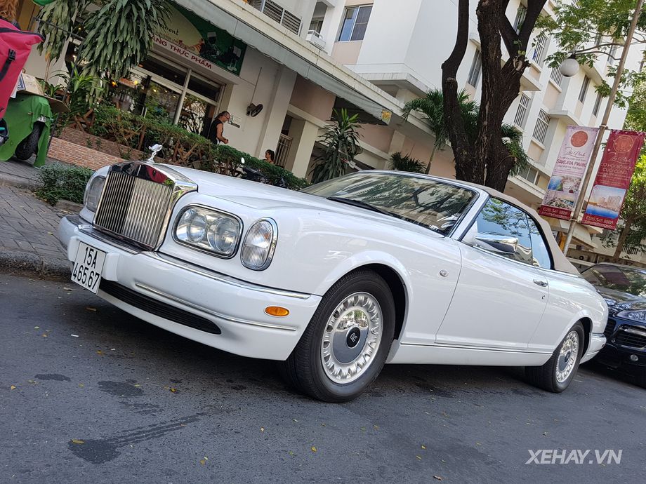 Bắt gặp Rolls-Royce Corniche - Tuyệt phẩm không tuổi giữa lòng Sài Gòn