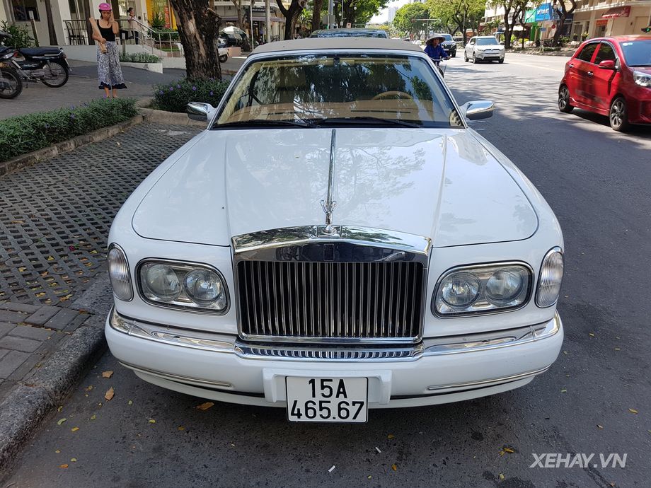 Bắt gặp Rolls-Royce Corniche - Tuyệt phẩm không tuổi giữa lòng Sài Gòn