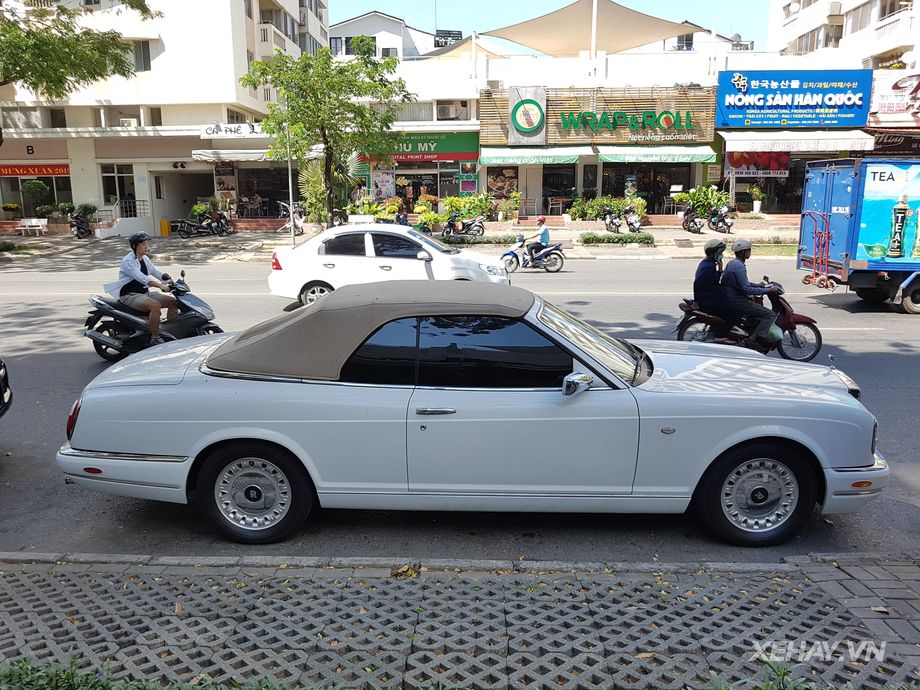 Bắt gặp Rolls-Royce Corniche - Tuyệt phẩm không tuổi giữa lòng Sài Gòn