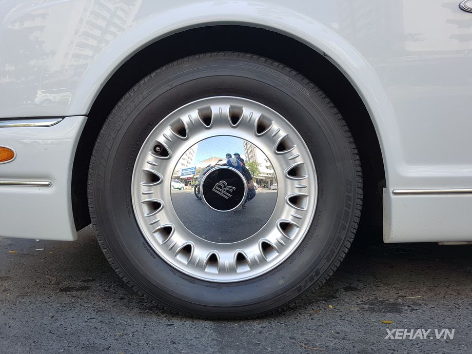 Bộ vành 17 inch đa chấu với biểu tượng Rolls-Royce ở tâm là trang bị tiêu chuẩn trên Corniche