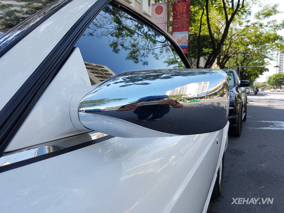 Tuy đã có tuổi đời khá lâu nhưng các chi tiết chrome sáng trên Rolls-Royce Corniche vẫn còn khá mới và bóng