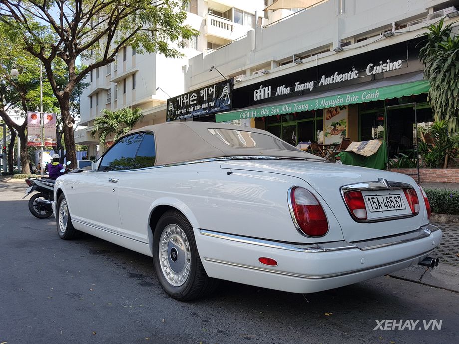 Bắt gặp Rolls-Royce Corniche - Tuyệt phẩm không tuổi giữa lòng Sài Gòn