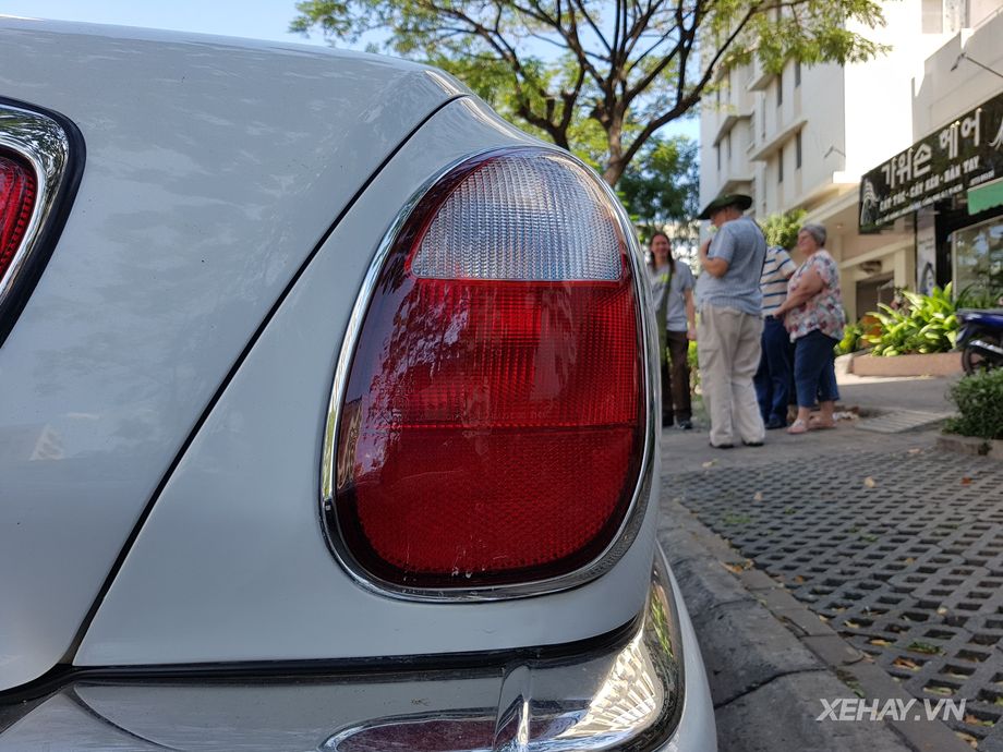 Cận cảnh cụm đèn hậu của Rolls-Royce Corniche