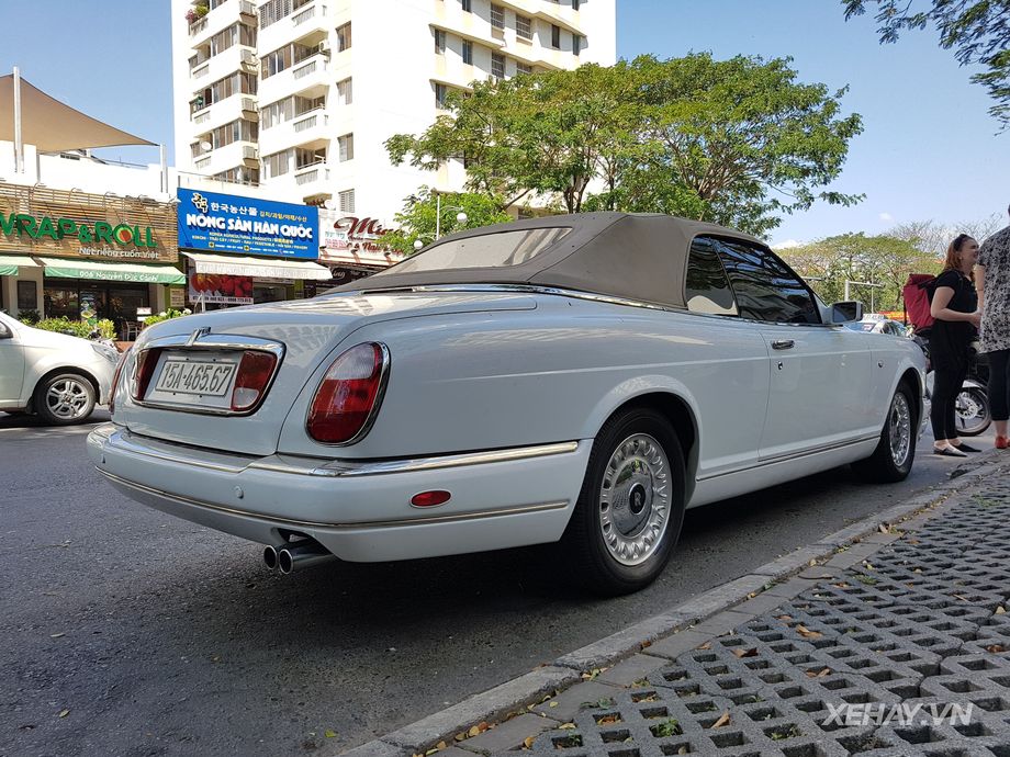 Bắt gặp Rolls-Royce Corniche - Tuyệt phẩm không tuổi giữa lòng Sài Gòn