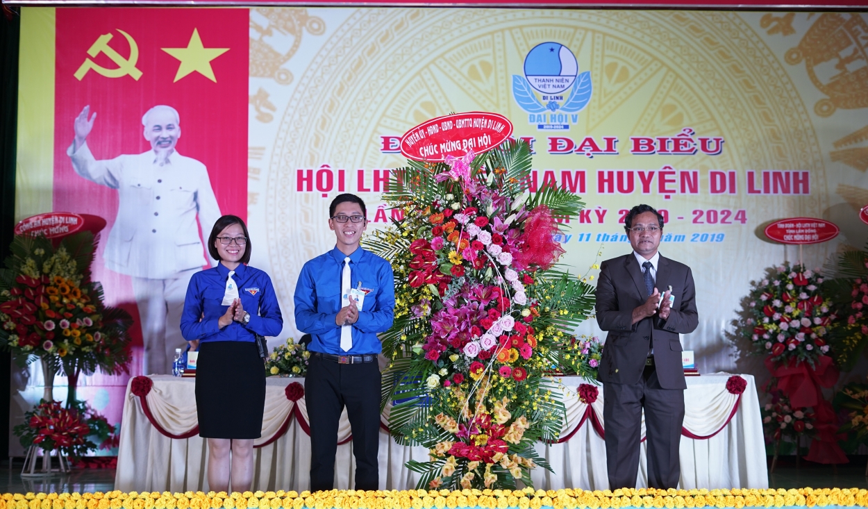 Thường trực Huyện ủy huyện Di Linh tặng hoa chúc mừng Đại hội