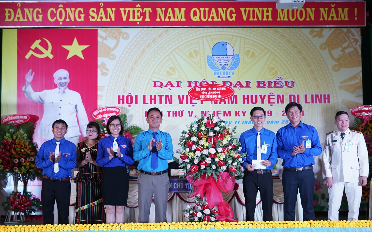 Thường trực Ủy ban Hội LHTN Việt Nam tỉnh Lâm Đồng tặng hoa và trao quà chúc mừng Đại hội thành công