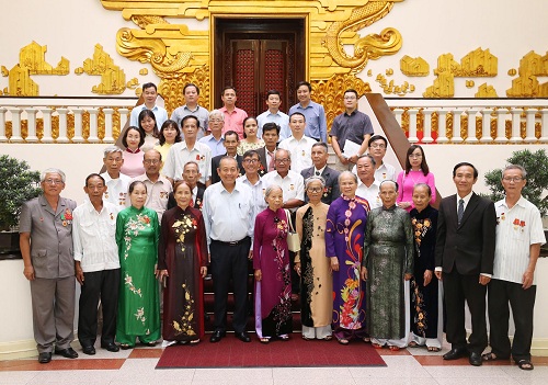 Phó Thủ tướng Trương Hòa Bình chụp ảnh lưu niệm cùng Đoàn người có công Tỉnh Thừa Thiên - Huế.
