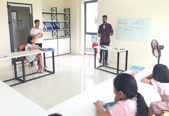 Bài 2: Trung tâm Anh ngữ quảng cáo trên trời, chất lượng... dưới mặt đất