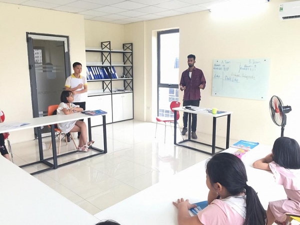 Một giáo viên người nước ngoài đang lên lớp. Ảnh minh họa. Nguồn ảnh: Facebook