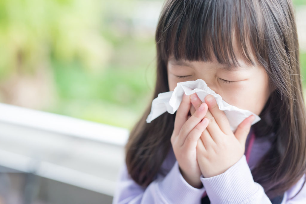 Người bị cúm A thường có các triệu chứng ho, sốt, chảy dịch mũi.