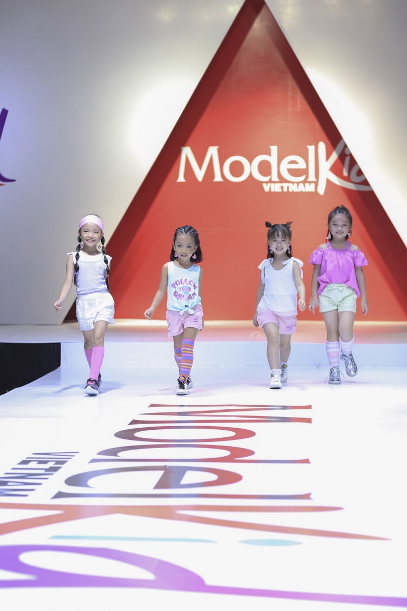 Các mẫu nhí catwalk tự tin trên sàn diễn