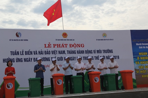 Sở TN&amp;MT Nghệ An trao 30 thùng đựng rác thải cho thị xã Cửa Lò trong ngày môi trường thế giơi.